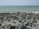 Пляжи Евпатории - каменная насыпь между песчанными пляжами